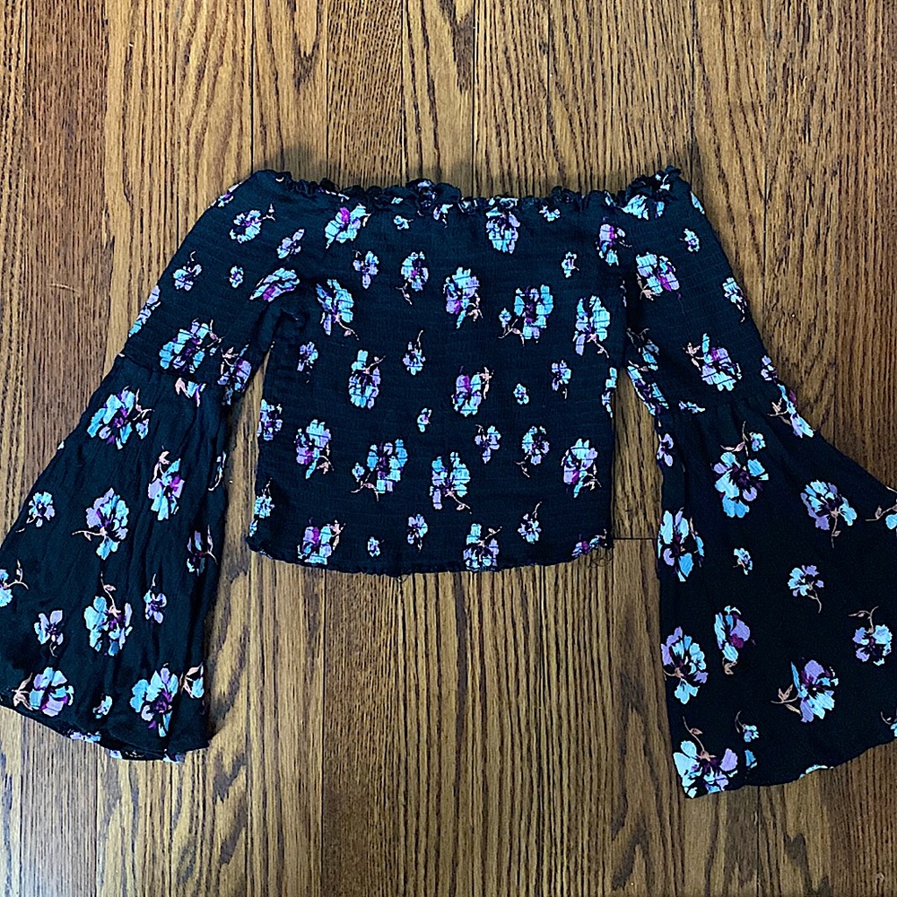 Forever 21 wide sleeved, off the shoulder floral crop top. Medium